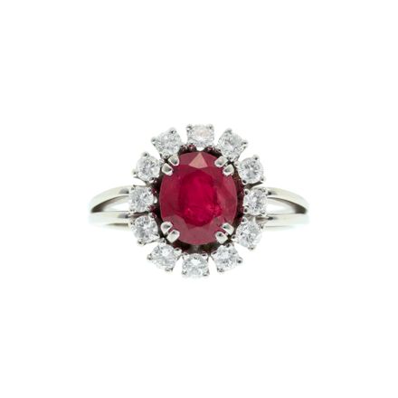 750er Weißgoldring, besetzt mit einem Rubin im Ovalschliff, umgeben von Diamanten im Brillantschliff, Finger 56-16