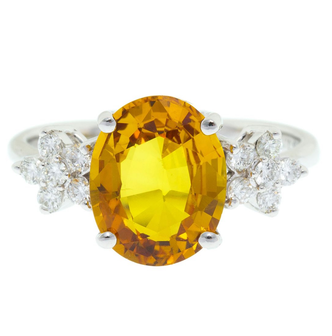 Weissgold Ring mit einem gelben Saphir, umrahmt von Diamanten im Brillantschliff