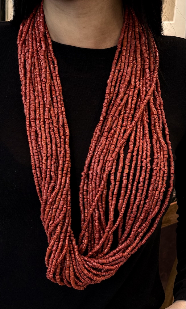 Halskette aus einer Vielzahl von Reihen röhrenförmiger Korallenelemente, Verschluss aus zwei Hälften 18 kt. Gold