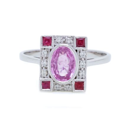 Weißgoldring mit einem ovalen rosa Saphir, umgeben von Diamanten und Rubinen im Brillantschliff