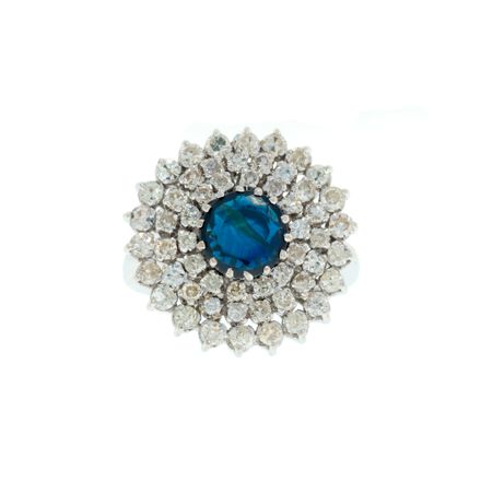 Weißgoldring, besetzt mit einem Saphir im Rundschliff, umgeben von 3 Reihen Diamanten im 8/8-Schliff, Fingergröße 56