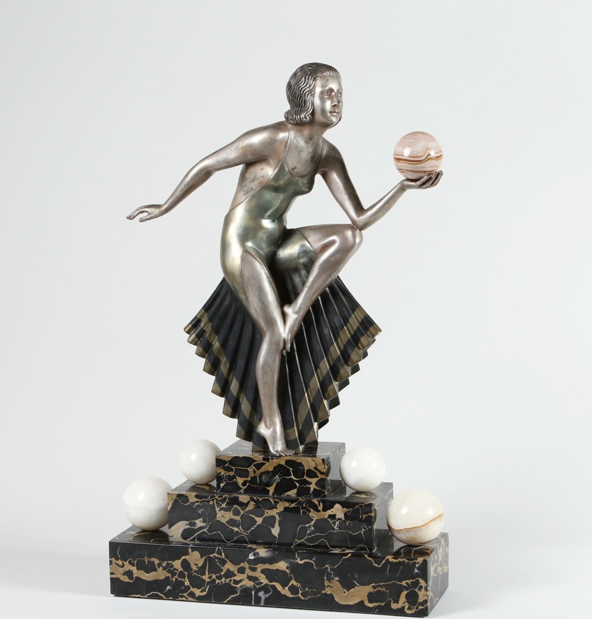 Bronze Z.KOVATS 1930 Patinierte Bronze – Onyx – Sockel aus Portor-Marmor