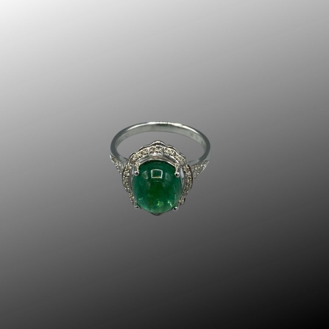 Ring aus 750er Weißgold, besetzt mit einem Smaragd-Cabochon, umgeben von Brillanten