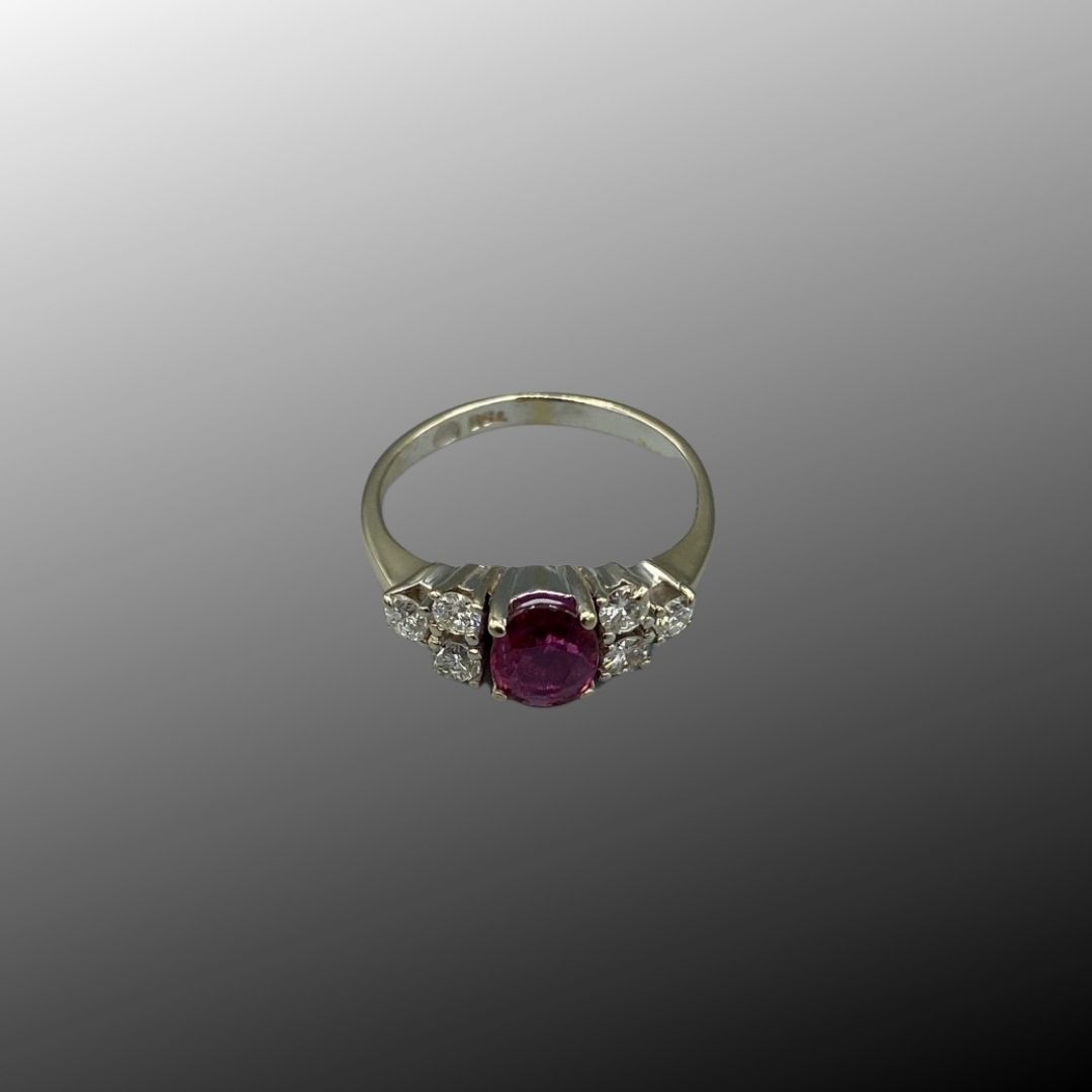 Ring Weissgold besetzt mit einem ovalen geschnittenen Rubin mit Diamanten im Brillantschliff, Grösse 47-7