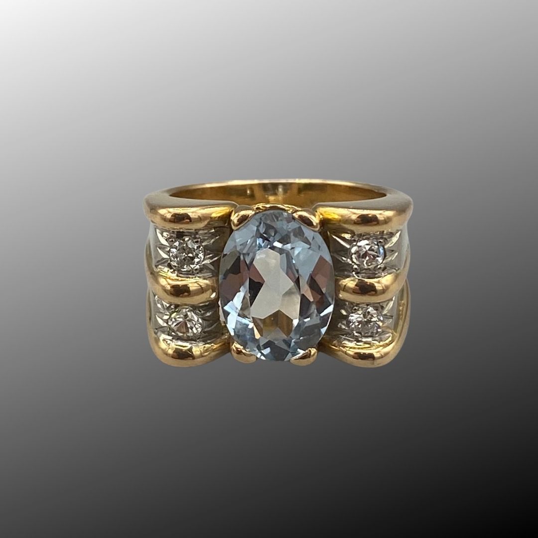 Gübelin, 1940-50er Ring aus 2 750er Gold, besetzt mit einem Aquamarin im Ovalschliff, der von Diamanten im Mittelschliff getragen wird, signiert