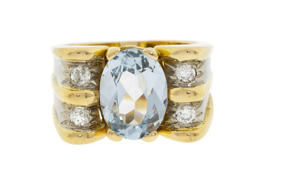 Gübelin, 1940-50er Ring aus 2 750er Gold, besetzt mit einem Aquamarin im Ovalschliff, der von Diamanten im Mittelschliff getragen wird, signiert