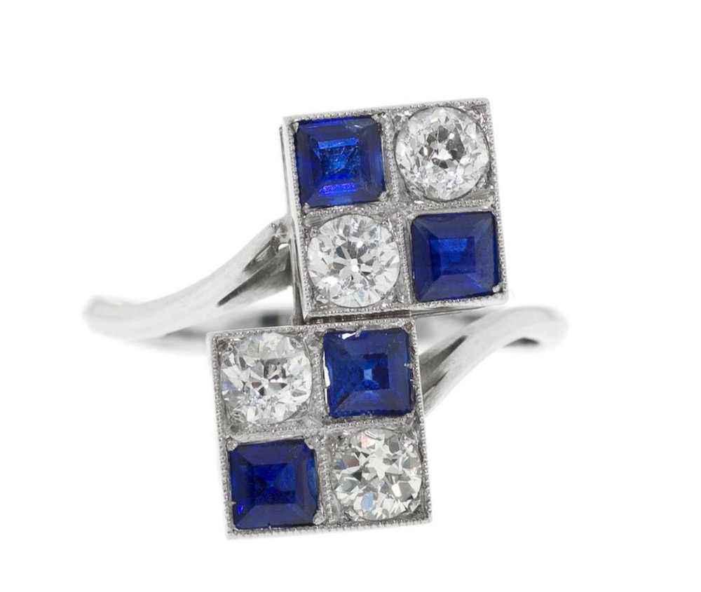 Ring aus Platin und 750er Weißgold mit geometrischem Muster, besetzt mit Saphiren im Quadratschliff und Diamanten im Altschliff