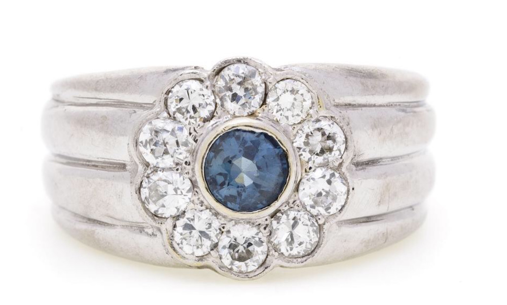 Ring aus 750er Weißgold, besetzt mit einem Saphir im Rundschliff, umgeben von Diamanten im Brillant- und Altschliff, Finger 54-14, 21 g