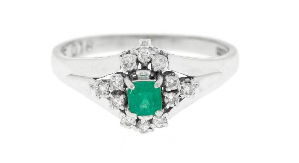 Bague platine sertie d'une émeraude taille émeraude entourée de diamants taille brillant