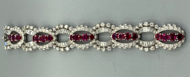 Rubin Bracelet gefasst mit 20 Rubinen ca. 22 ct. Burma NTE gefasst mit runden und Baguette Diamanten, Platin 950, 68,8 g