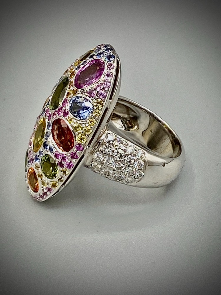  weiters mit Multicolor Saphir Ring besetzt mit 12 grossen gelben, orangen,grünen,blauen & pink Saphiren  zusammen 10.50 ct.