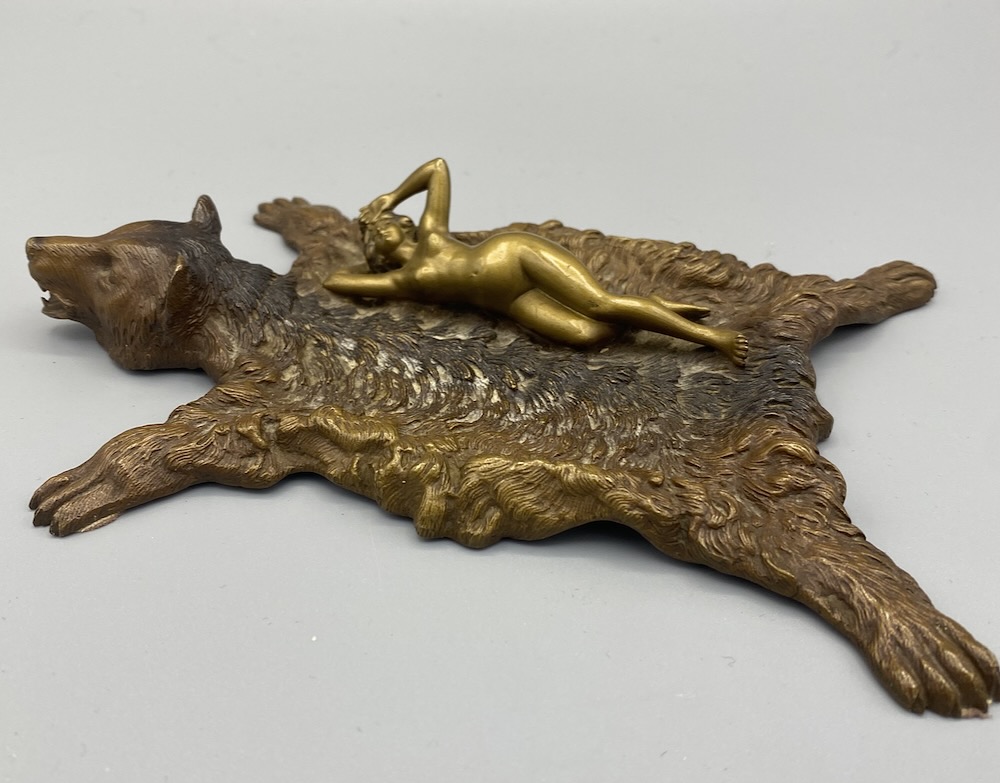 Bronze, Bärenfell mit darauf liegendem Frauenakt. Bronze goldfarben patiniert sowie Kaltbemalung.